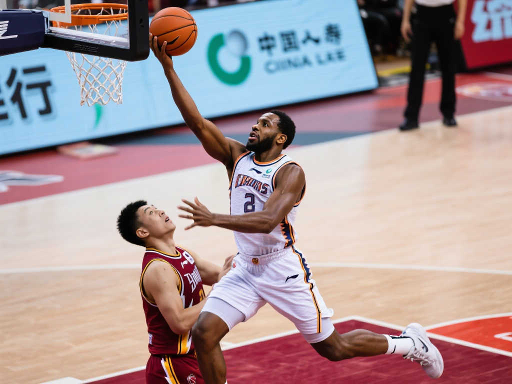 [流言板]卡尔顿上篮掀起广厦8-1攻势，奥莫特三分终结得分低迷